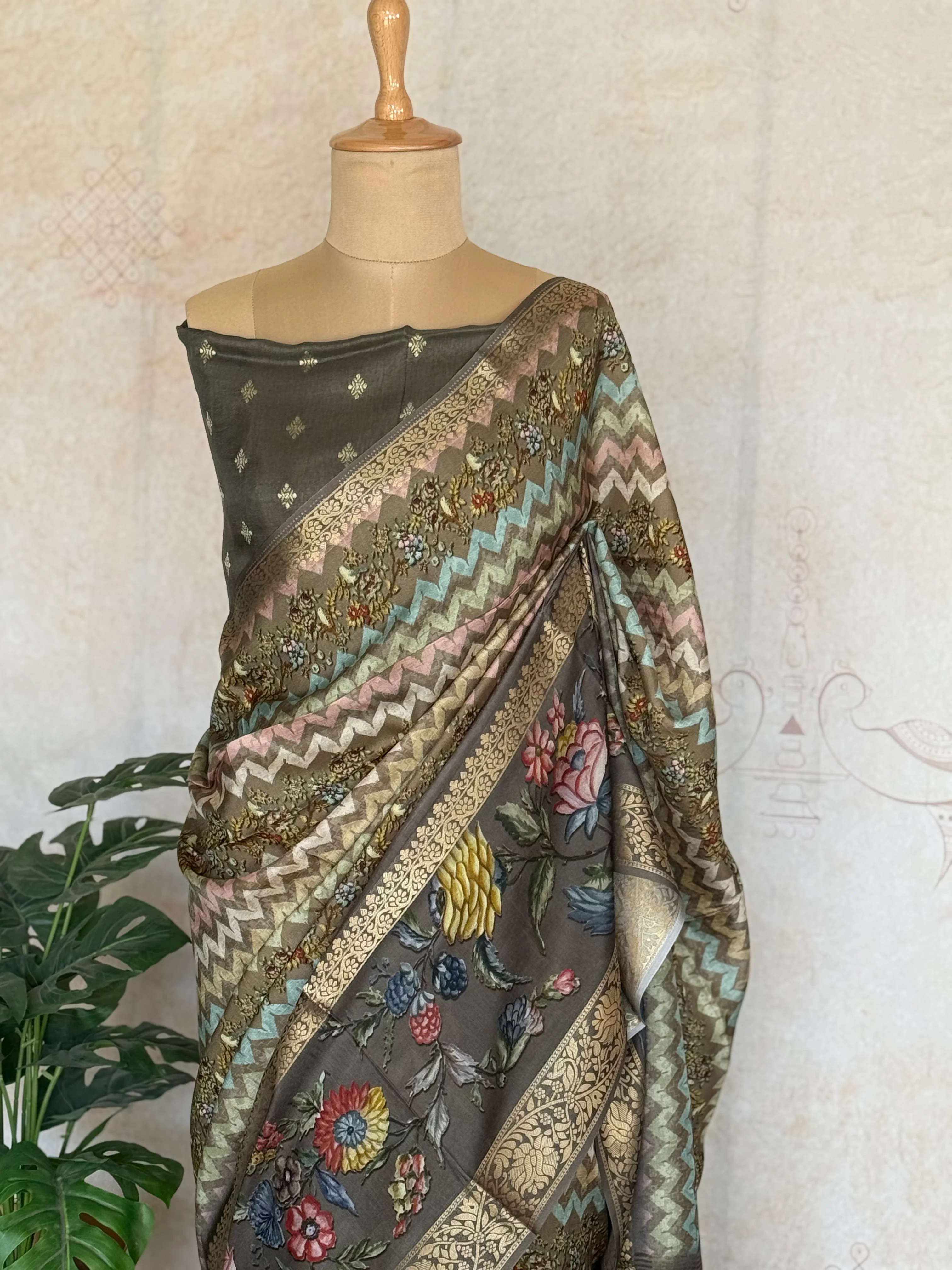 Dola Printed Silk Saree with Bentex Zari Border – Charcoal Grey Floral & Chevron Weave - Image 2