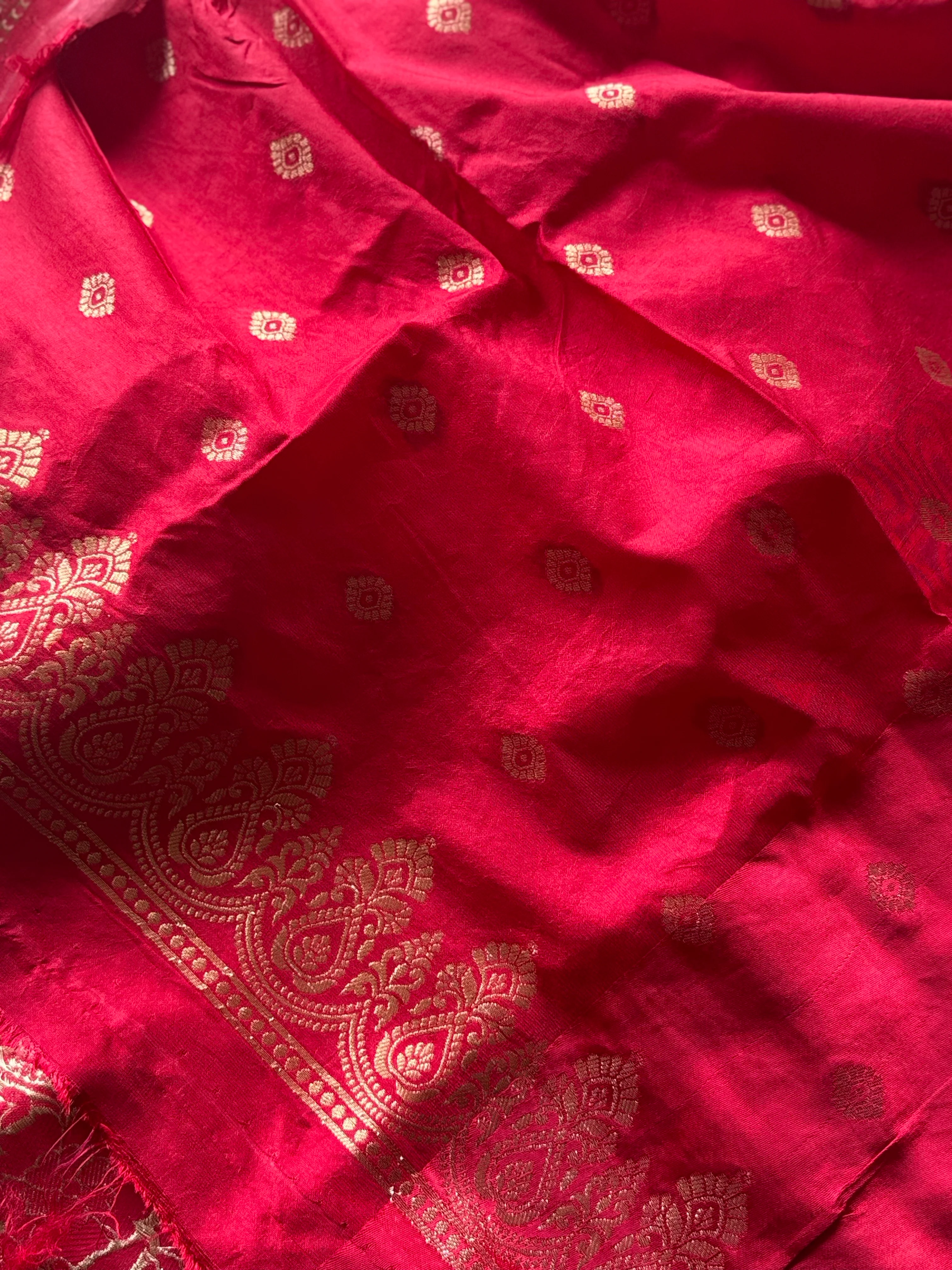 White Banarasi Silk Saree with Zari Work and Contrasting Red Border - Image 4